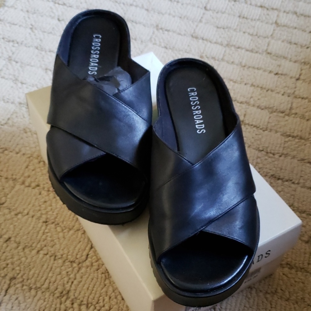 Leather crisscross slides